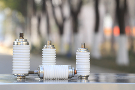 真空開(kāi)關(guān)管接觸點(diǎn)選什么材質(zhì)好？一般為銅合金！